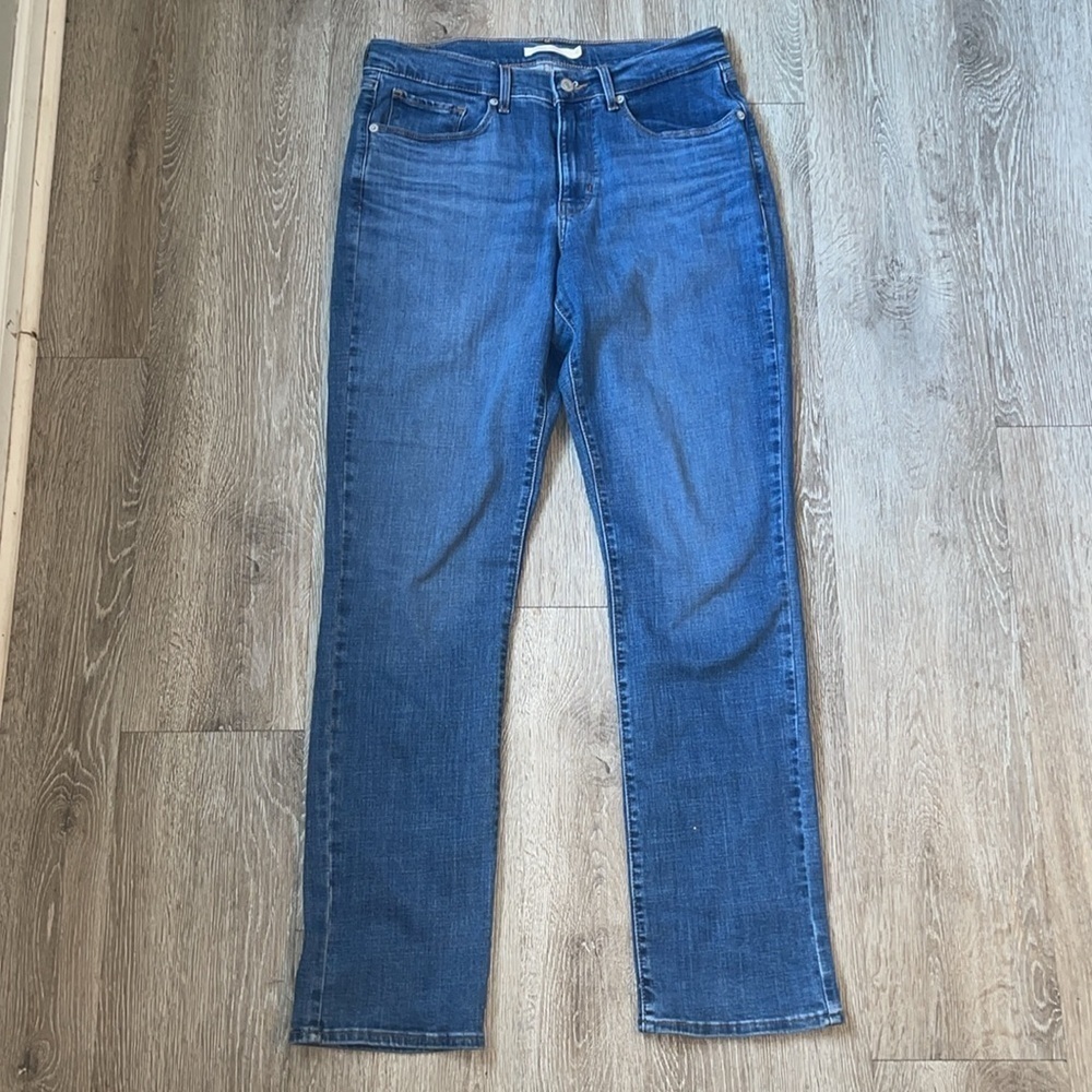 Levi’s Classic Straight Jeans denim
Jeans size 30 medium blue wash pants